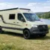 Bresler 694 DL Campervan auf Mercedes-Benz Sprinter Basis auf einer Wiese vor einem See