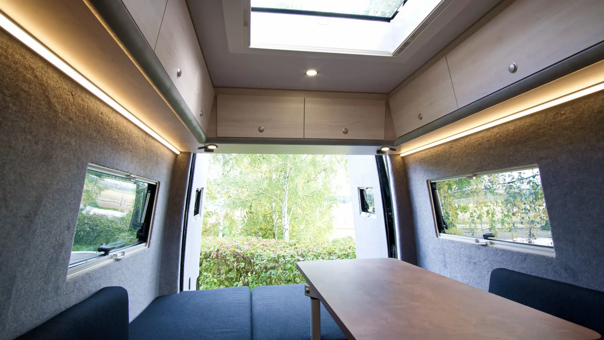 Innenraum des Bresler 694 U mit Rundsitzgruppe, Tisch und großem Dachfenster im Heck