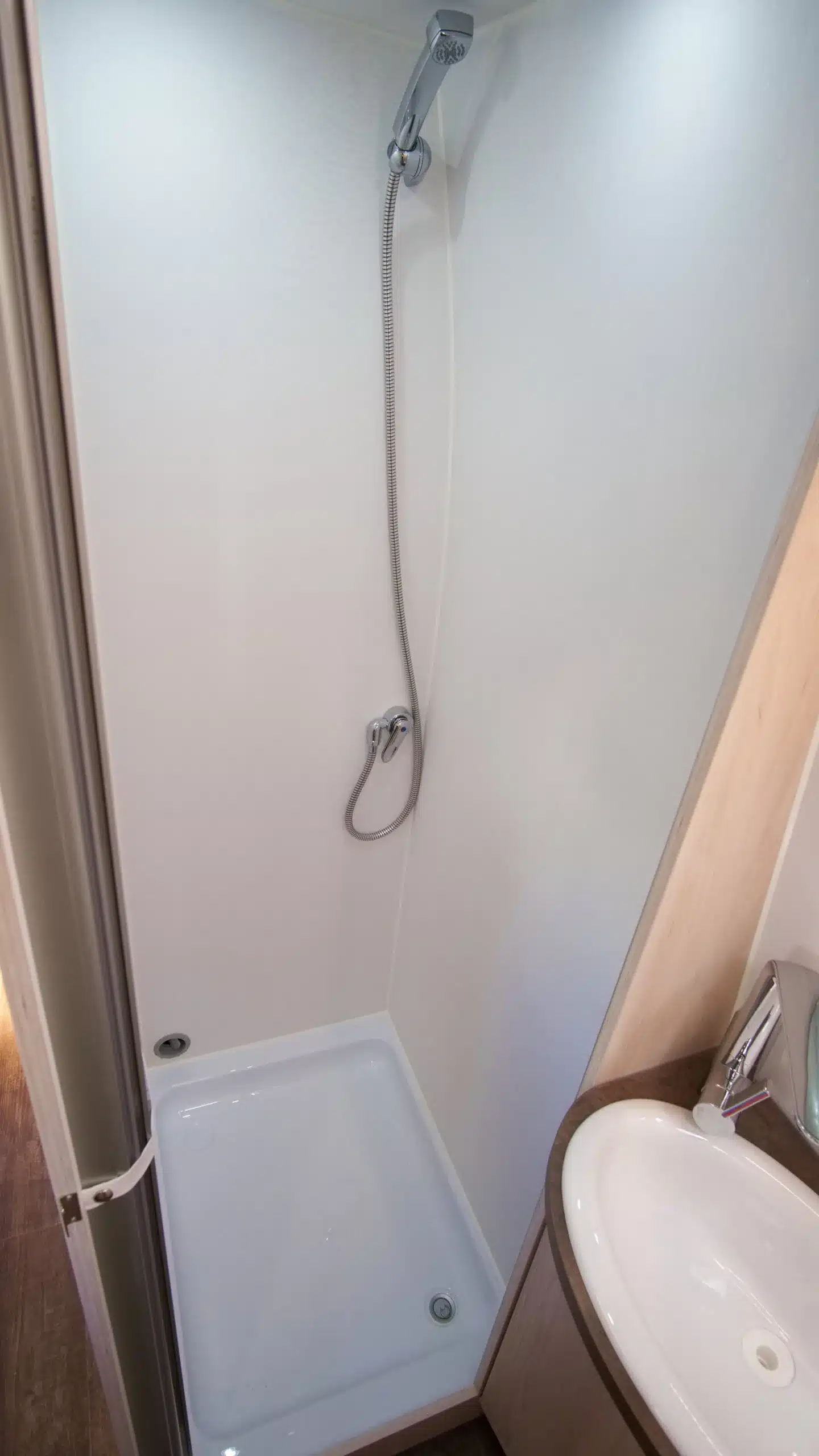 Blick in die separate Duschkabine und das Waschbecken des Bresler 694 U Kastenwagens.