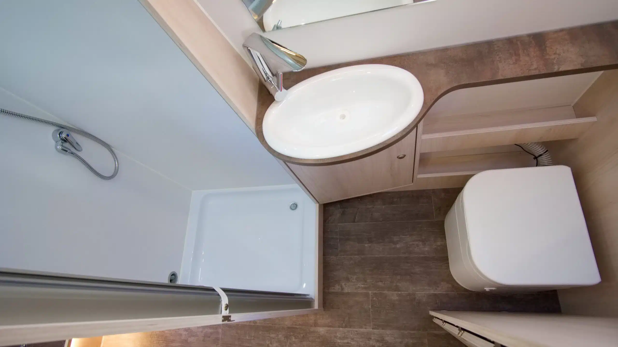 Badezimmer im Bresler 694 U mit separater Dusche, Waschbecken und Trocken-Trenntoilette.
