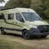 BRESLER ACTION EXCLUSIV Kastenwagen-Camper auf Mercedes Sprinter Basis, geparkt auf einer Wiese nahe eines Sees, Seitenansicht.