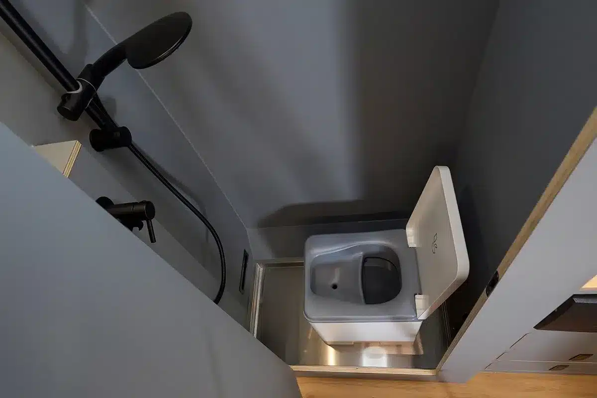 Blick auf das Duschbad mit Trockentrenntoilette und Duscharmatur im Camper Bunnylounge 2.0