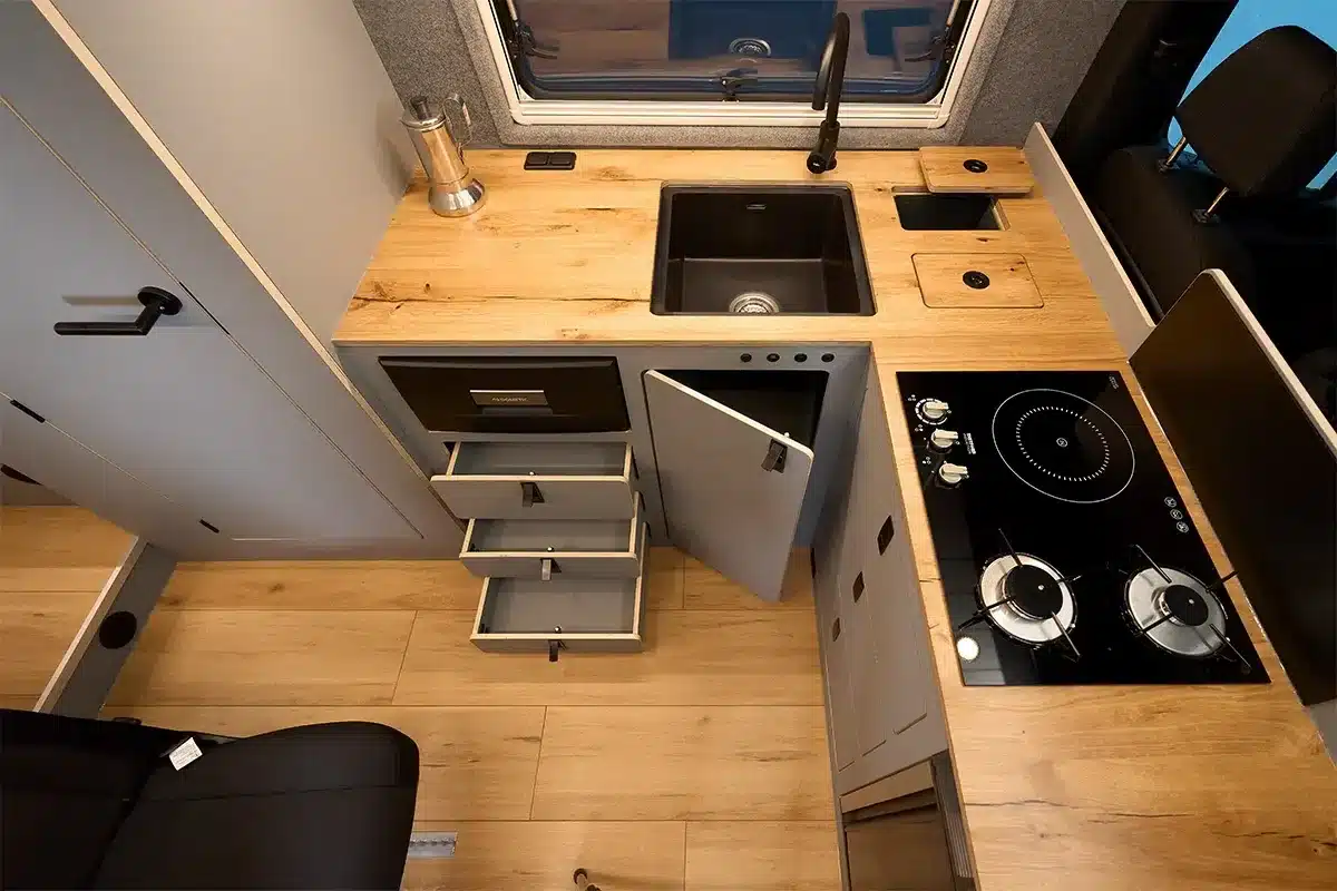 Küche mit Spüle, Induktionskochfeld und Gaskochfeld im Bunnylounge 2.0 Camper