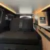 Innenraum des Mooveo Campervan 2 mit verschiebbarer Sitzbank und moderner Küchenzeile