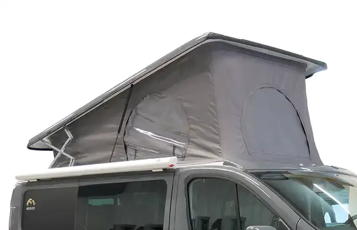Mooveo CAMPERVAN 3 mit offenem Aufstelldach, Seitenansicht.