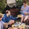 Campingaz Attitude 2100 LX Tischgrill im Einsatz bei geselligem Essen draußen