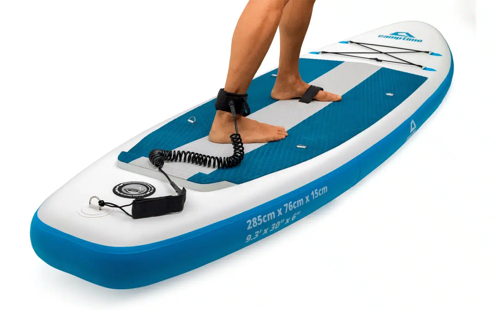 Aufblasbares Camptime SUP-Board Corvi 9.3 mit stehender Person, Traktionspad und Sicherheitsleine.