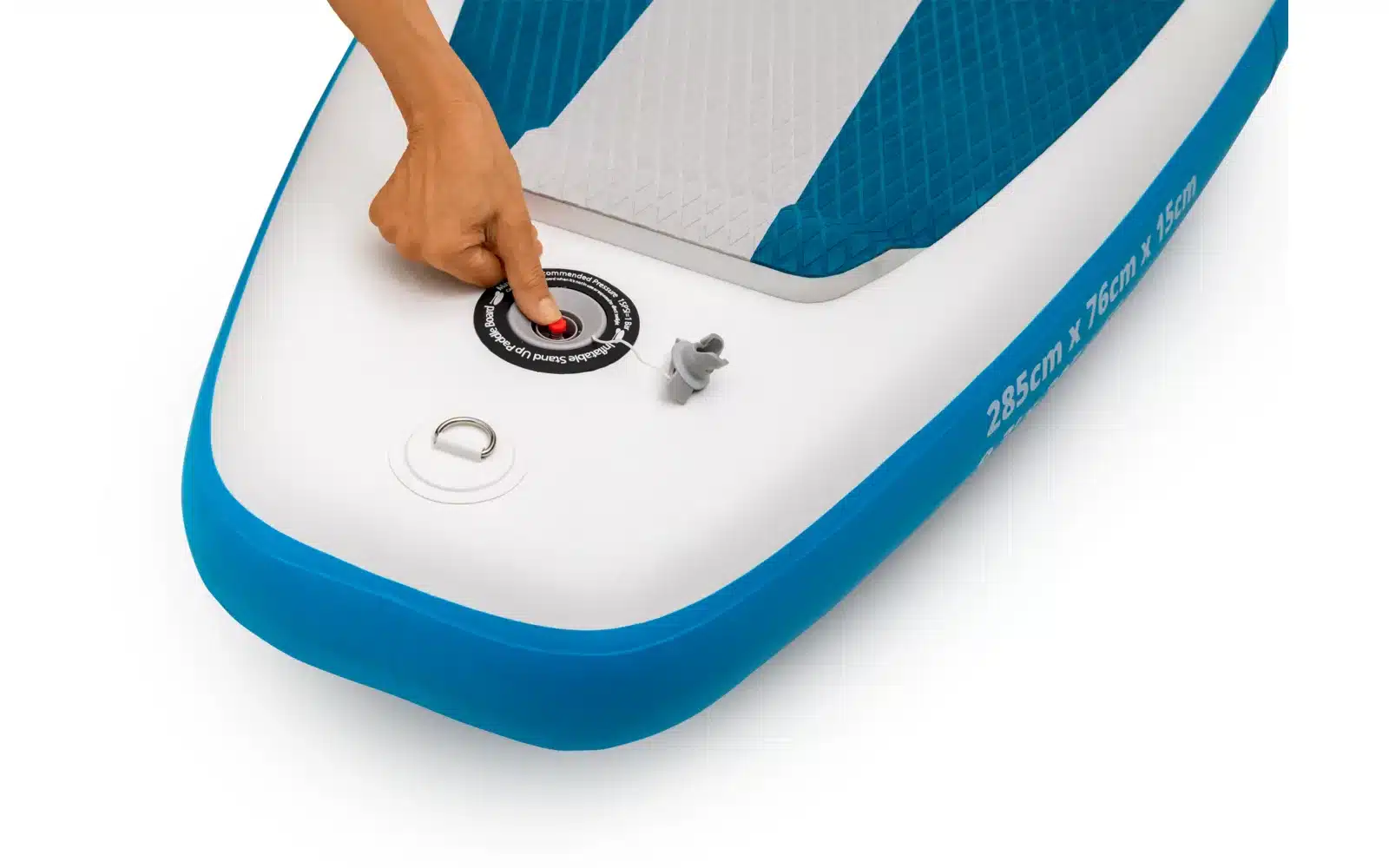 Ventil und Hand am aufblasbaren Camptime SUP-Board Corvi 9.3, Detailaufnahme