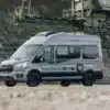 Sunlight CLIFF 590 4x4 Campervan in grau auf unbefestigtem Gelände
