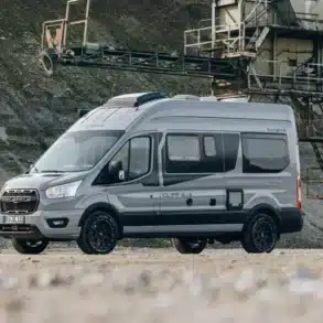 Sunlight CLIFF 590 4x4 Campervan in grau auf unbefestigtem Gelände