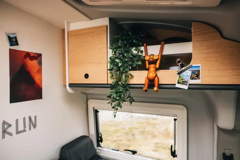 Wohnlicher Innenraum mit Stauraum und Ablagen im CLIFF 4x4 Greentrek Camper Van