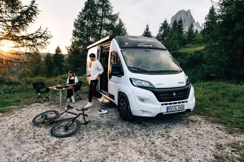 Sunlight CLIFF X 640 Kastenwagen mit Skyview-Dach und Camping-Szenerie im Grünen