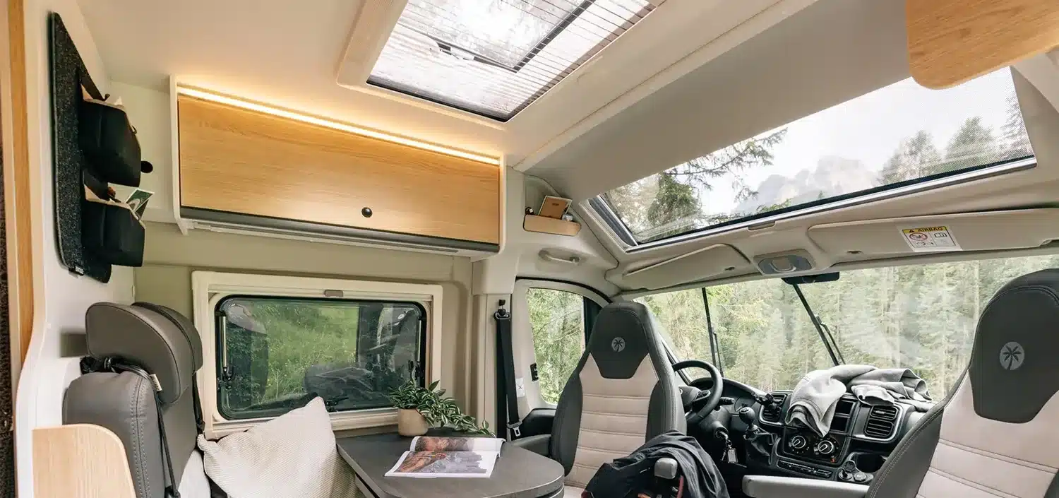 Blick in den Innenraum des Sunlight CLIFF X mit großem Skyview-Dach und moderner Ausstattung.