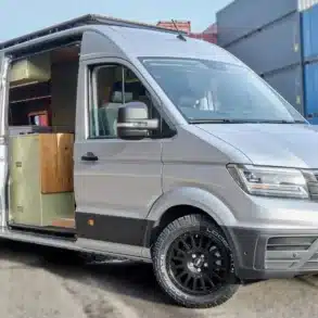 Cosy Mate Campervan auf Basis des Volkswagen Crafter mit geöffneten Türen und Einblick in den Innenraum