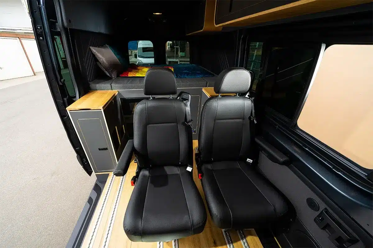 Modularer Innenausbau des Sprinter Mixto mit zwei herausnehmbaren Sitzen und Querbett im Heck