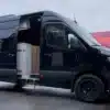 Campervan Ditas Kombüse auf Mercedes-Benz Sprinter mit geöffneter Tür und Blick ins Interieur
