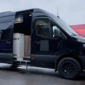 Campervan Ditas Kombüse auf Mercedes-Benz Sprinter mit geöffneter Tür und Blick ins Interieur