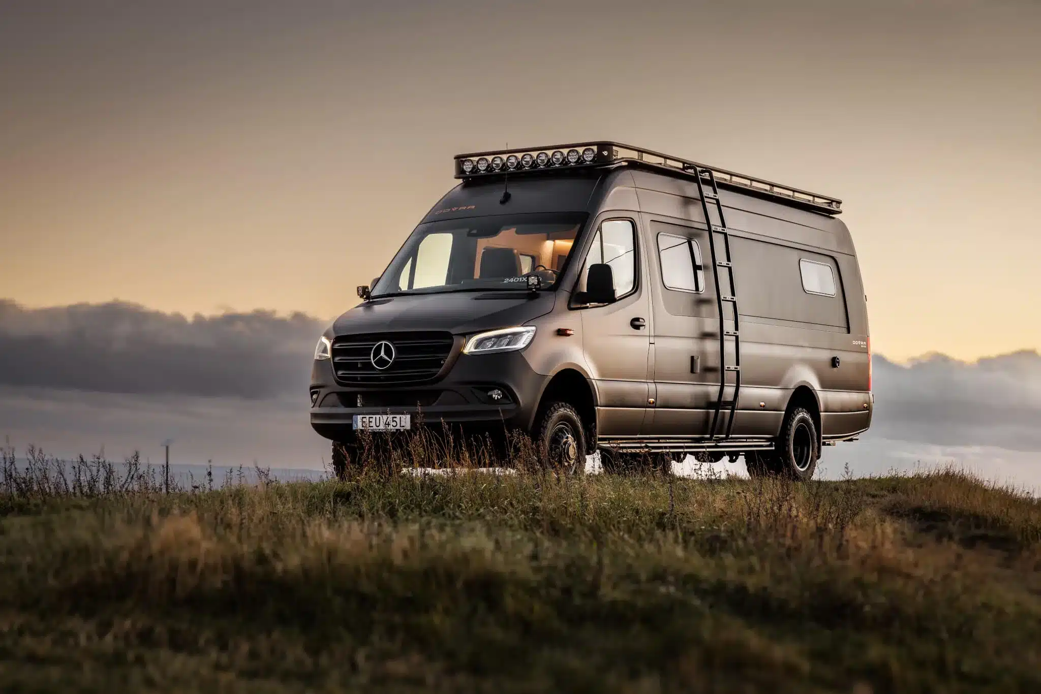 Außenansicht des Dovra RIG X-750 Expeditions-Campervans auf einer Wiese im Abendlicht