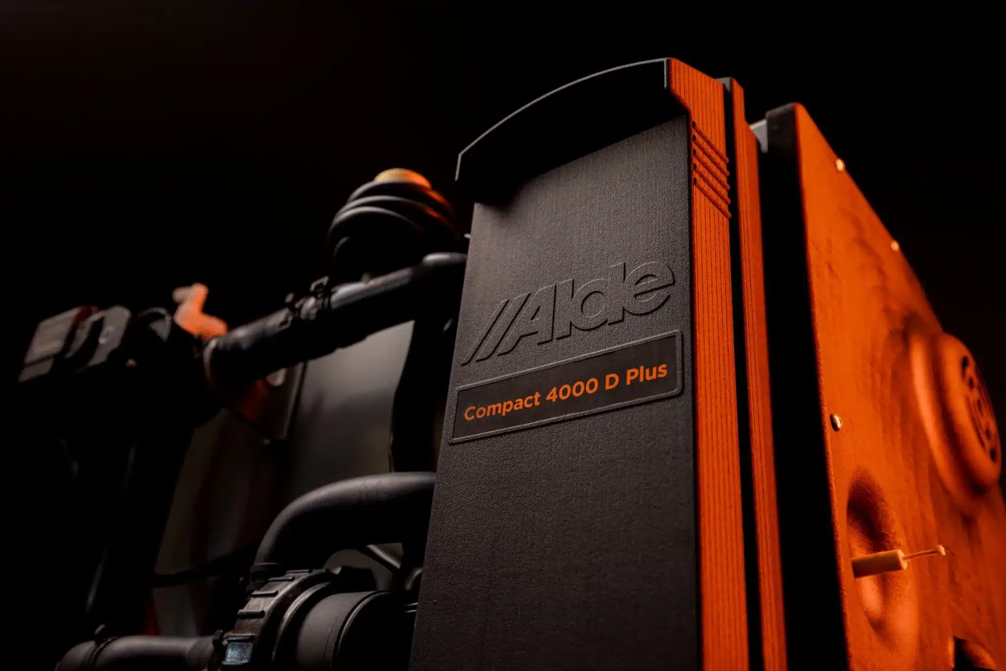 Alde Compact 4000 D Plus Heizanlage im Detailfoto, eingebaut im Dovra RIG X-750 Camper