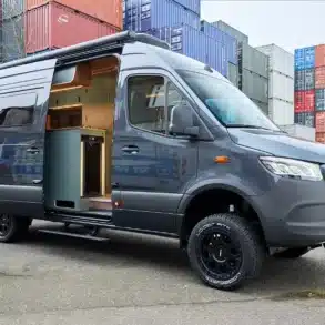 Dream Dancer Campervan von außen mit Allrad und geöffneter Schiebetür, sodass die hochwertige Innenausstattung sichtbar ist