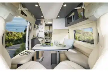 Heller Innenraum des Dreamer Camper Five mit Sitzgruppe, Küche, Stauraum und Schlafplätzen
