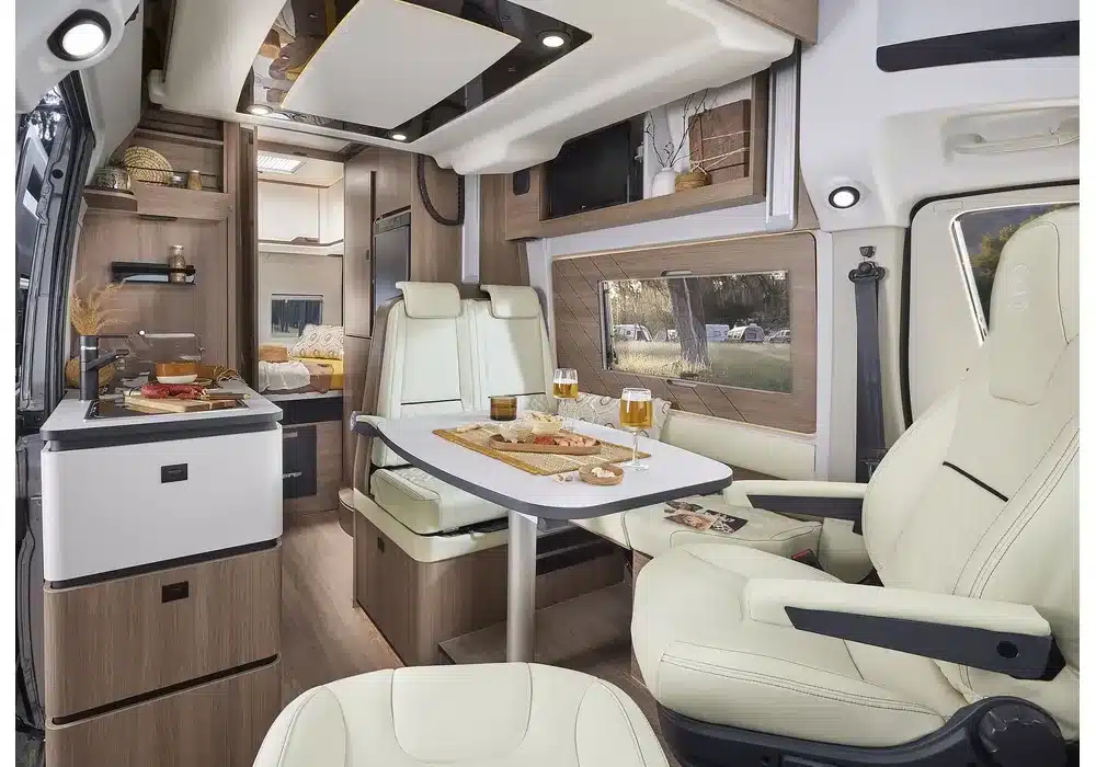 Der hochwertige Innenraum des Dreamer Camper Van XL Saphir mit L-förmiger Sitzgruppe und Küchenzeile