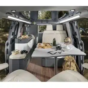 Innenraum des Dreamer Cap Land Campervans mit eingerichteter Sitzgruppe und Tisch
