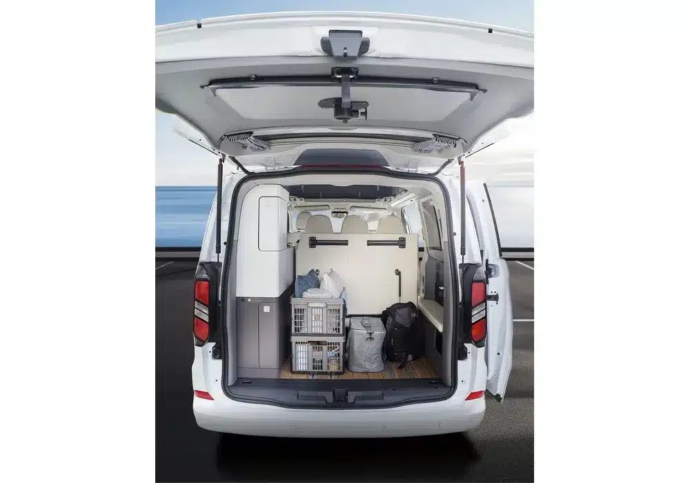 Rückansicht eines geöffneten Dreamer City Camp Select Campingbusses mit Gepäck und Campingausstattung