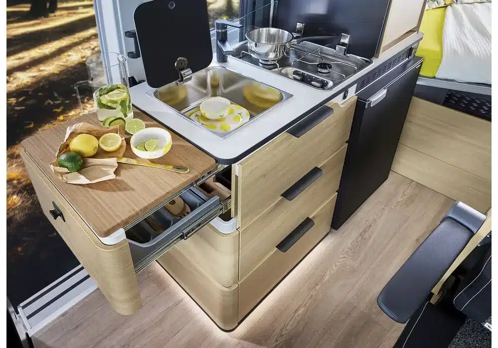 Modern ausgestattete Küchenzeile mit Kochfeld, Spüle und Stauraum im Dreamer D43 UP Select Campervan.