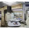 Heller Wohnbereich mit Sitzgruppe und Küchenecke im Dreamer D55 Kastenwagen
