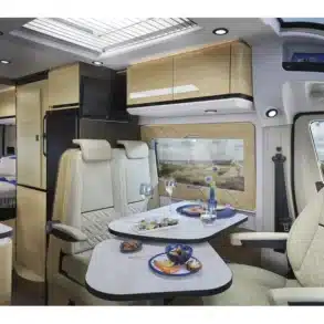 Heller Wohnbereich mit Sitzgruppe und Küchenecke im Dreamer D55 Kastenwagen