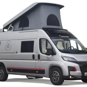 Dreamer D68 UP Kastenwagen mit geöffnetem Aufstelldach, Ansicht von schräg vorne