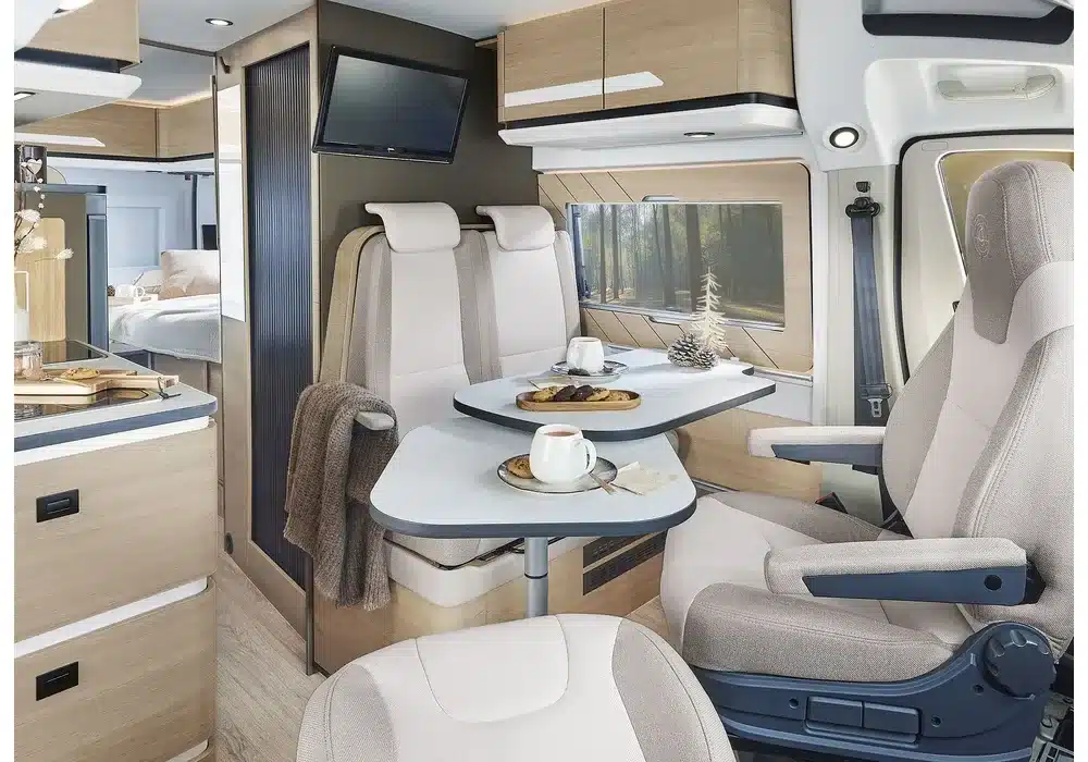 Innenansicht Dreamer D68 UP: Sitzgruppe und Tisch im modernen Kastenwagen