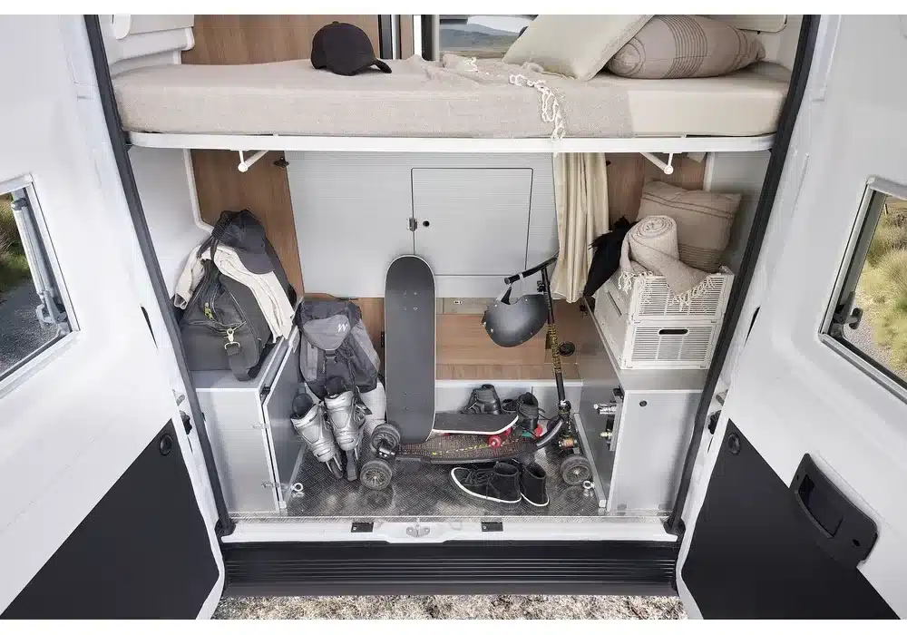 Heckansicht des Dreamer Family Van mit Stauraum, Bett und Campingausrüstung