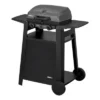 Enders Grill-Trolley mit aufgesetztem Urban II Grill, schwarz, mit zwei Rädern und Ablageflächen, geeignet für den Einsatz beim Camping.