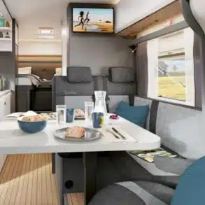 Innenansicht eines Hobby Wohnmobils 2027 mit Sitzgruppe, Küchenzeile und gemütlicher Atmosphäre.