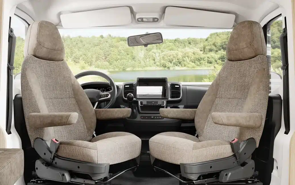 Neue ergonomische Fahrer- und Beifahrersitze im Cockpit eines Hobby Wohnmobils, Modelljahr 2027.