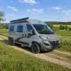 Horizont 541 U Kastenwagen auf einem Feldweg vor grüner Landschaft unter blauem Himmel