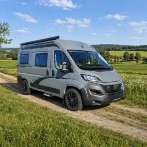 Horizont 541 U Kastenwagen auf einem Feldweg vor grüner Landschaft unter blauem Himmel