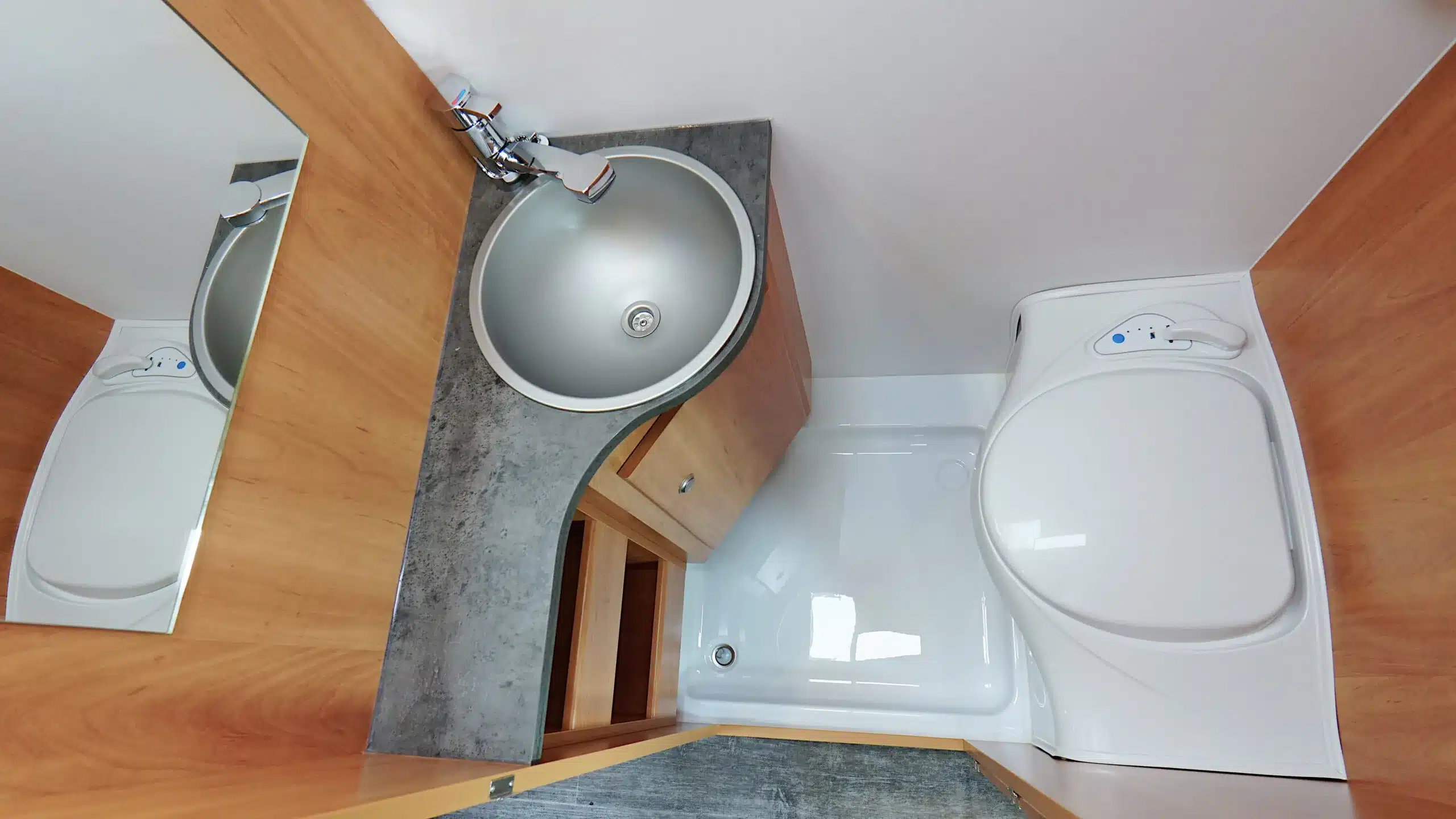 Badezimmer mit Waschbecken und Kassettentoilette im Horizont 541 U Campervan.