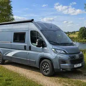 Außenaufnahme des Horizont 599 DF Kastenwagens auf Basis Fiat Ducato an einem Feldweg neben einem See.