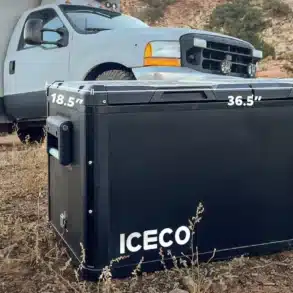 ICECO Kompressor-Kühlbox, olivgrün, Modell VL-Pro neben Expeditionsfahrzeug im Gelände
