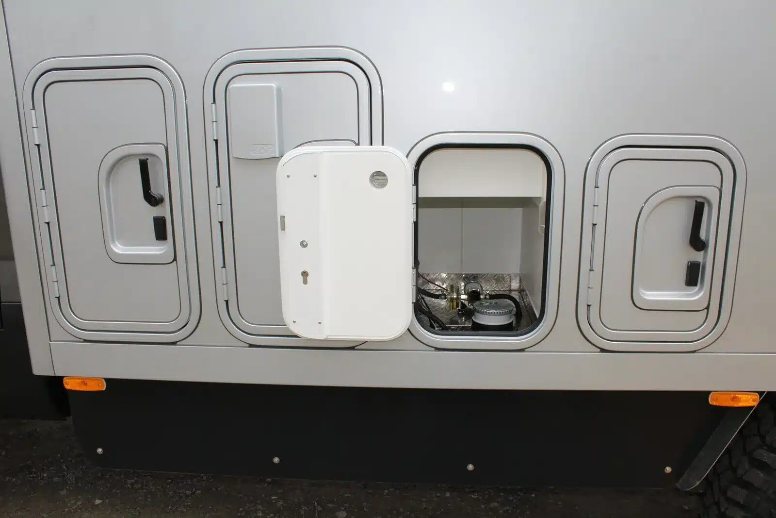 Detailansicht der seitlichen Außenstaufächer und Technikklappen am Woelcke Wohnaufbau eines Iveco Daily 4x4 Achleitner