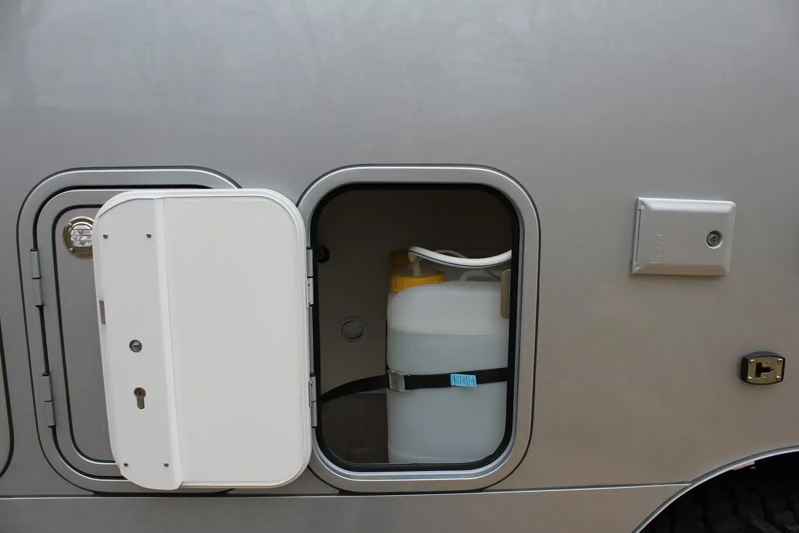 Serviceklappe eines Woelcke Wohnaufbaus am Iveco Daily 4x4 Achleitner mit Kanister für Frischwasser