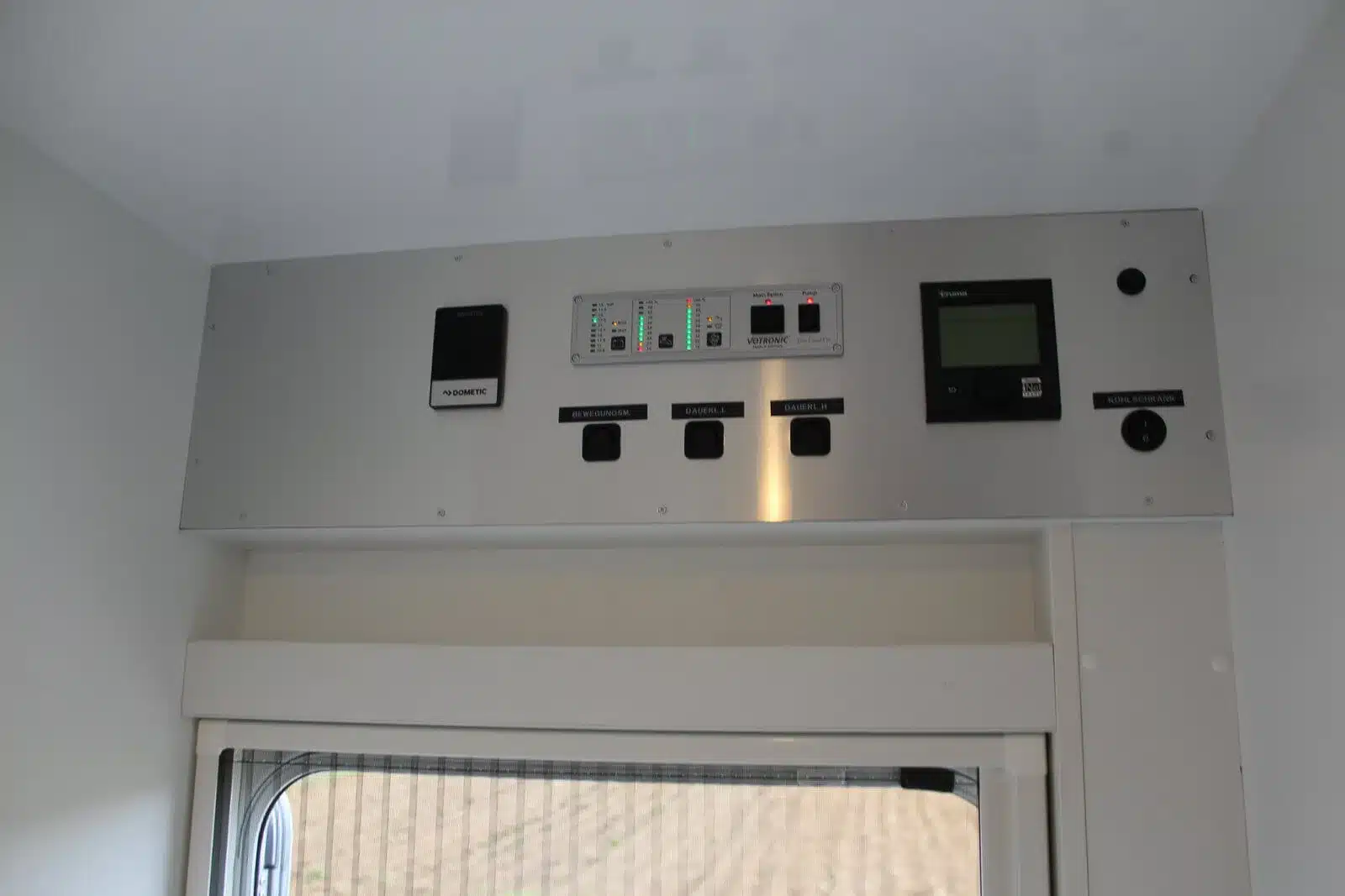 Bedienpanel und Technikschalter im Wohnaufbau eines Iveco Daily 4x4 Achleitner von Woelcke