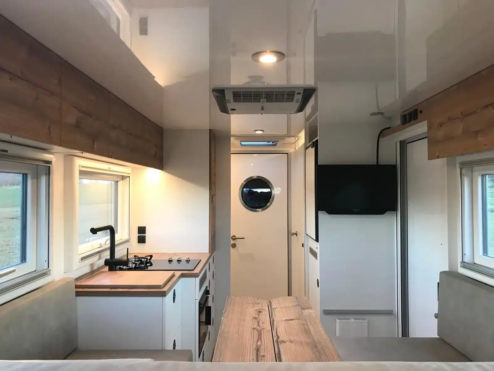 Wohnbereich, Küche und Sitzgruppe im Expeditionsmobil Iveco Daily 4x4 mit Woelcke-Aufbau
