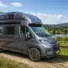 BRESLER JUNIOR 541 DK Wohnmobil mit Hochdach im Grünen abgestellt