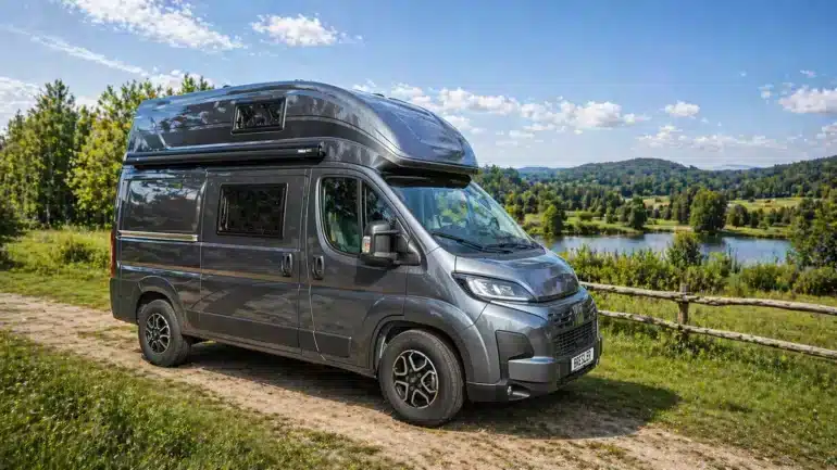 BRESLER JUNIOR 541 DK Wohnmobil mit Hochdach im Grünen abgestellt
