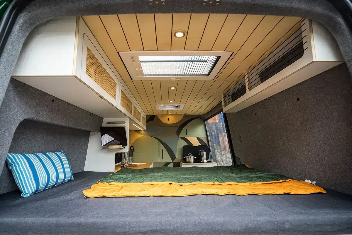 Individuell ausgebauter Campervan Libelle mit Querbett, Designmöbeln und veredelten Innenwänden.