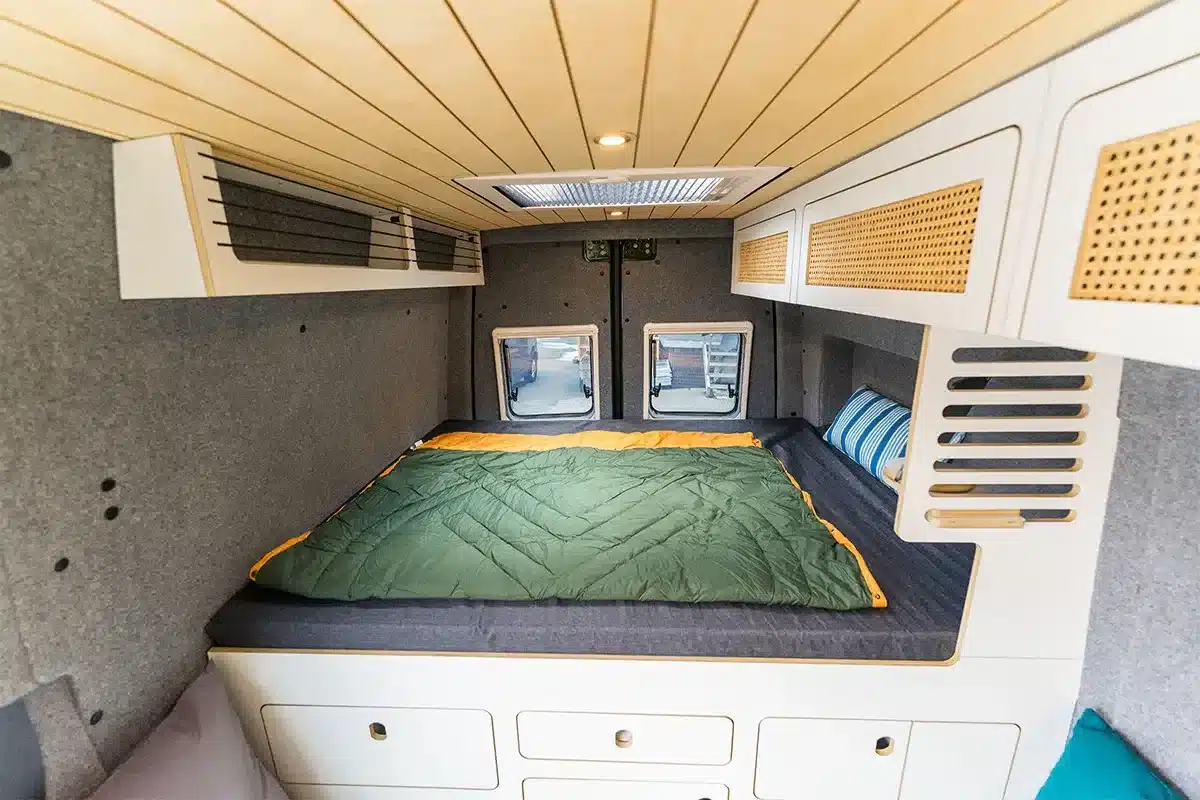 Querbett und Innenausbau der Libelle im Mercedes Sprinter Campervan